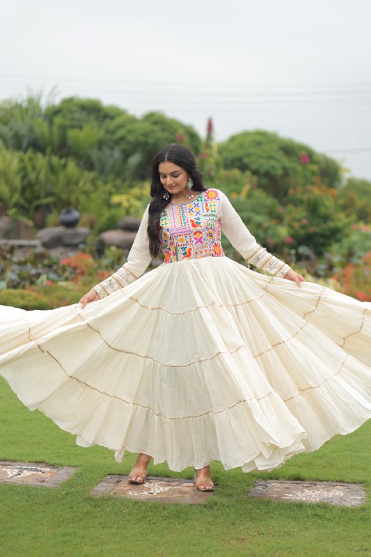 Neelaya Kora Cotton With Multi Thread Gown