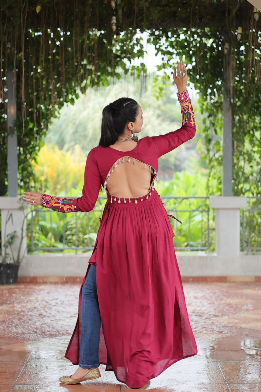 Aarvi in Evergreen Grace Gamthi Work Navratri Kurti