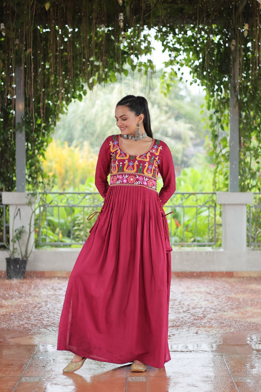Aarvi in Evergreen Grace Gamthi Work Navratri Kurti