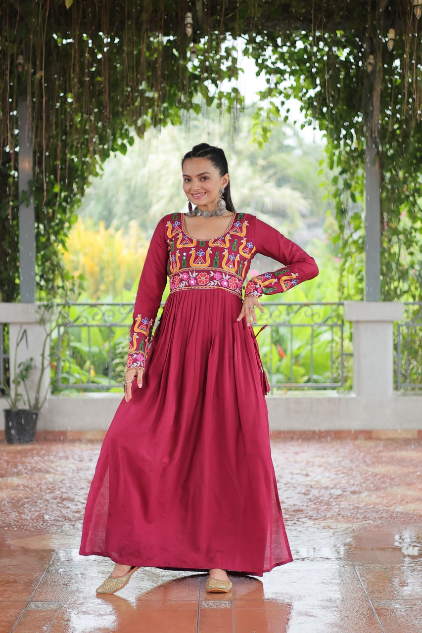 Aarvi in Evergreen Grace Gamthi Work Navratri Kurti