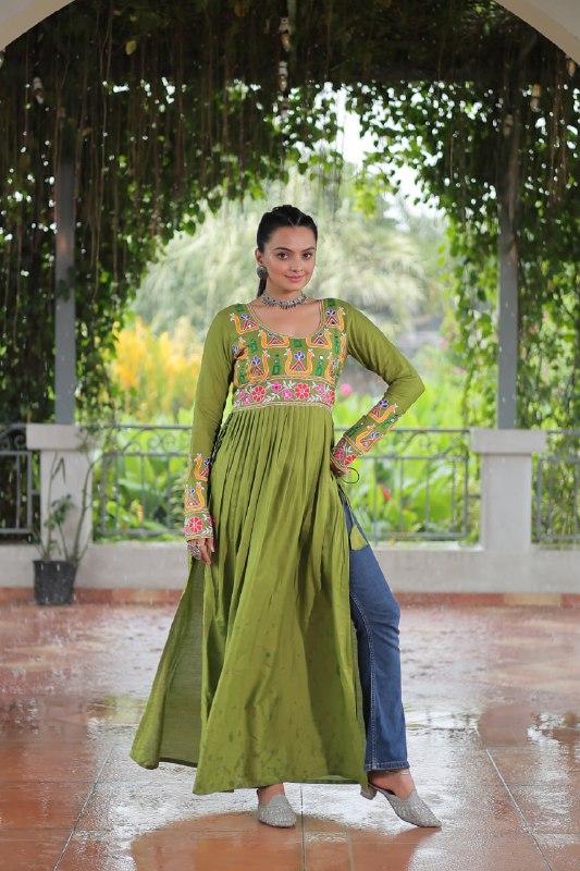 Aarvi in Evergreen Grace Gamthi Work Navratri Kurti