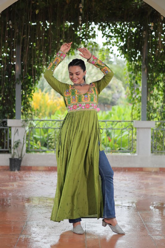 Aarvi in Evergreen Grace Gamthi Work Navratri Kurti