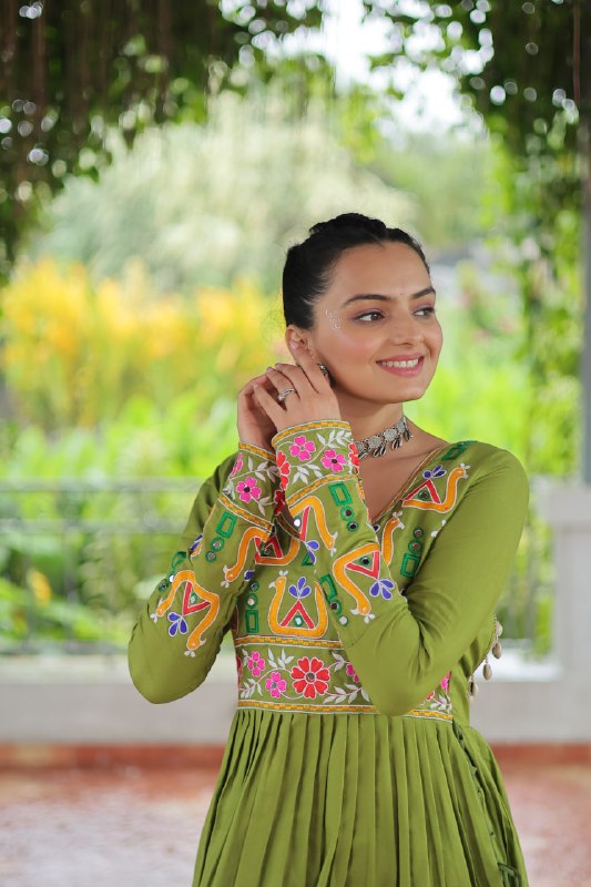 Aarvi in Evergreen Grace Gamthi Work Navratri Kurti