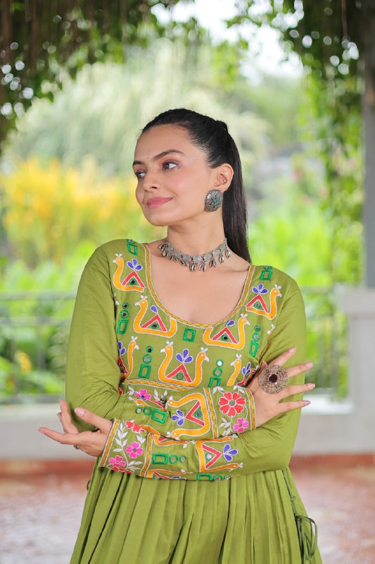 Aarvi in Evergreen Grace Gamthi Work Navratri Kurti