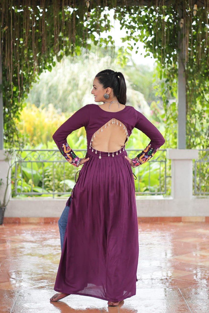 Aarvi in Evergreen Grace Gamthi Work Navratri Kurti