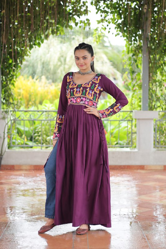 Aarvi in Evergreen Grace Gamthi Work Navratri Kurti