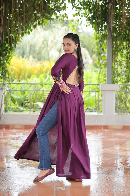 Aarvi in Evergreen Grace Gamthi Work Navratri Kurti
