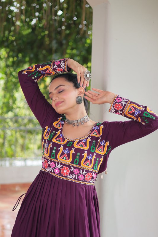Aarvi in Evergreen Grace Gamthi Work Navratri Kurti