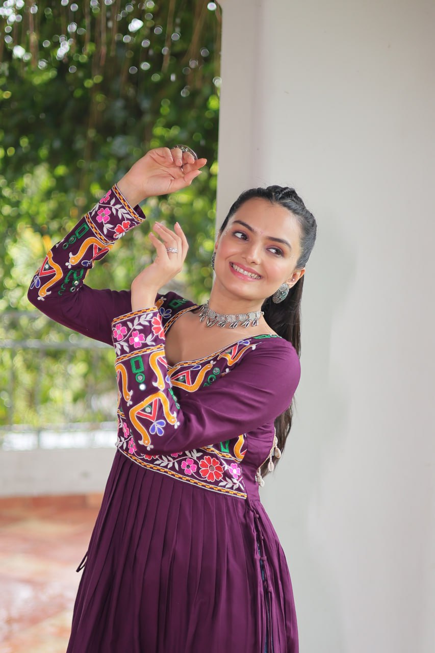 Aarvi in Evergreen Grace Gamthi Work Navratri Kurti