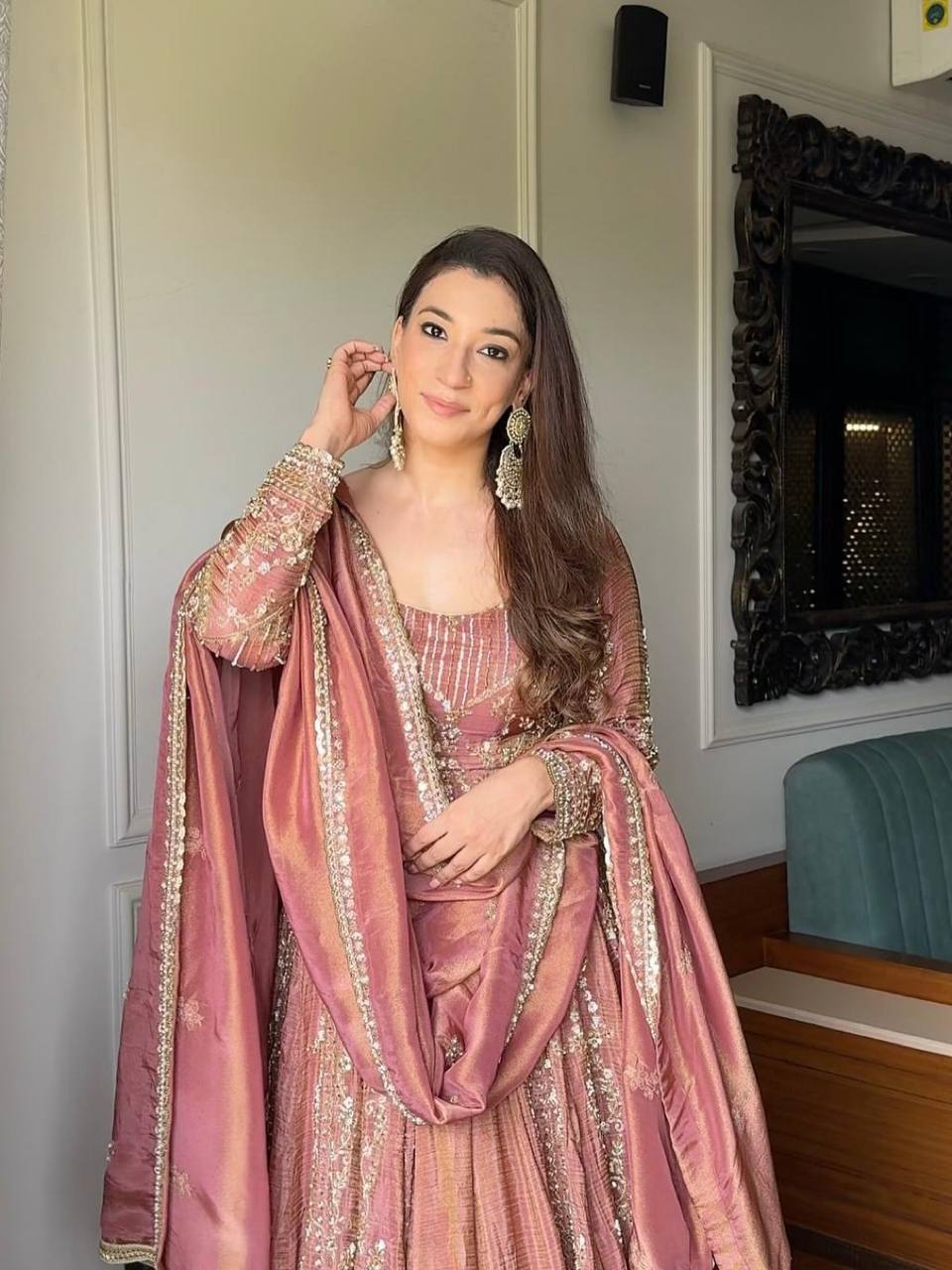Aarohi Graceful Crunchy Silk Zari Lehenga Set