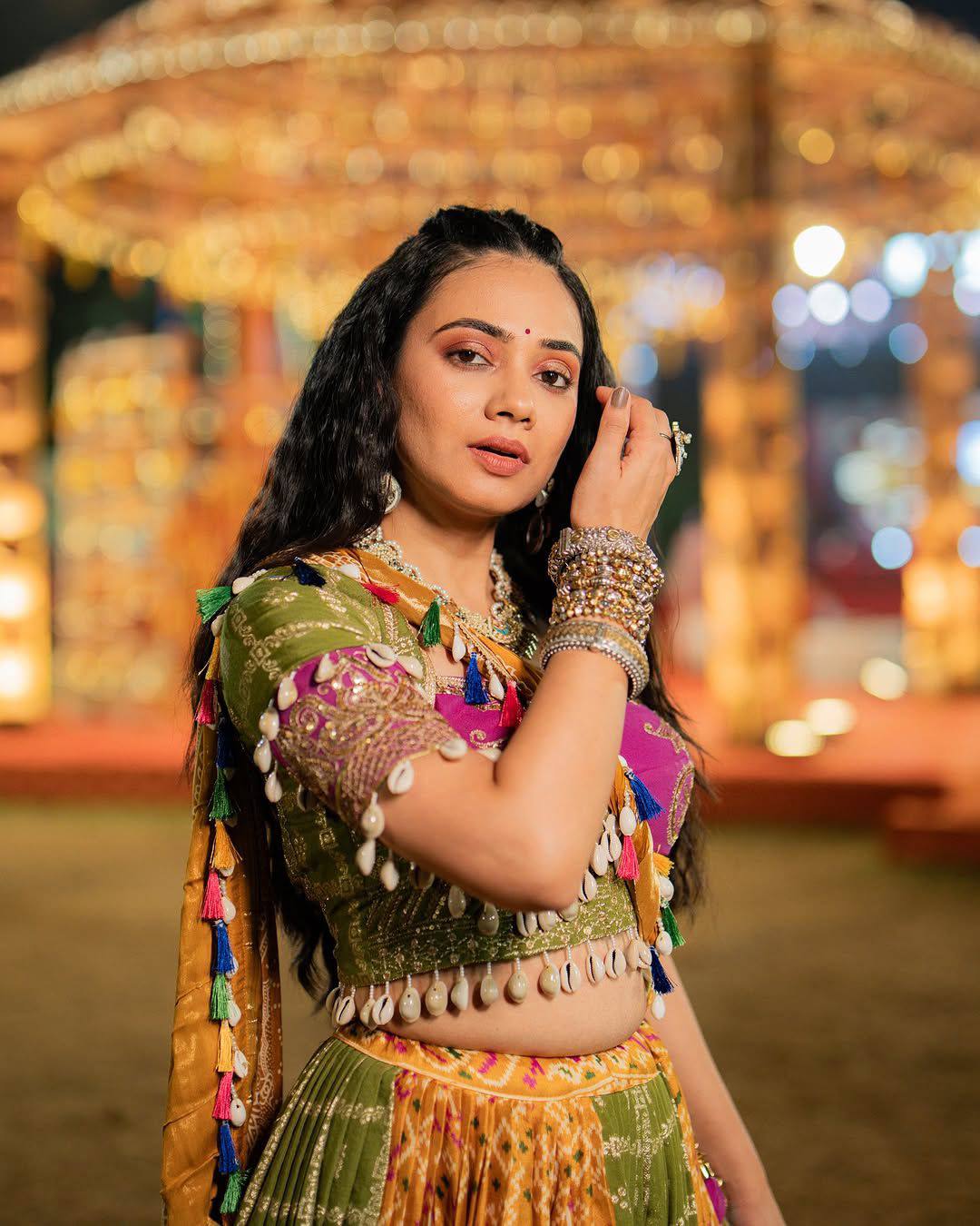 Reyanshi Navrang Beautiful Mirror Work Lahenga