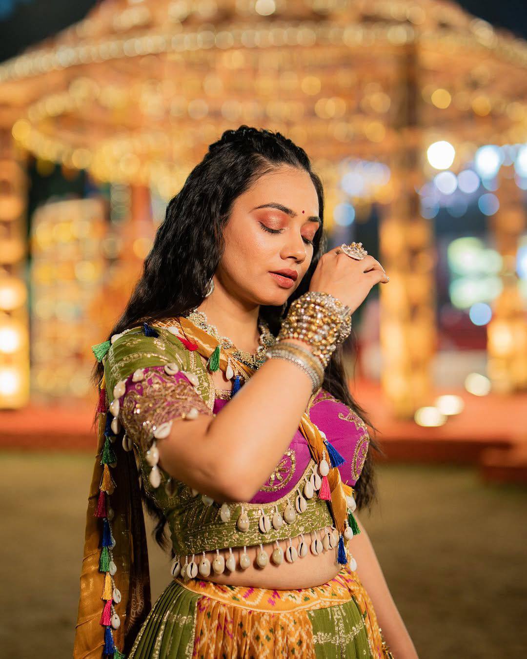 Reyanshi Navrang Beautiful Mirror Work Lahenga