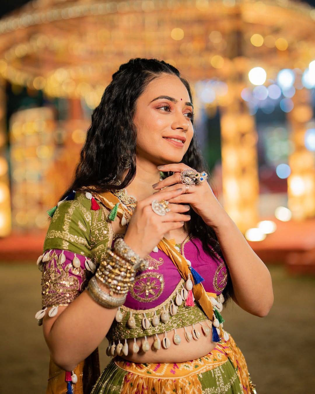 Reyanshi Navrang Beautiful Mirror Work Lahenga