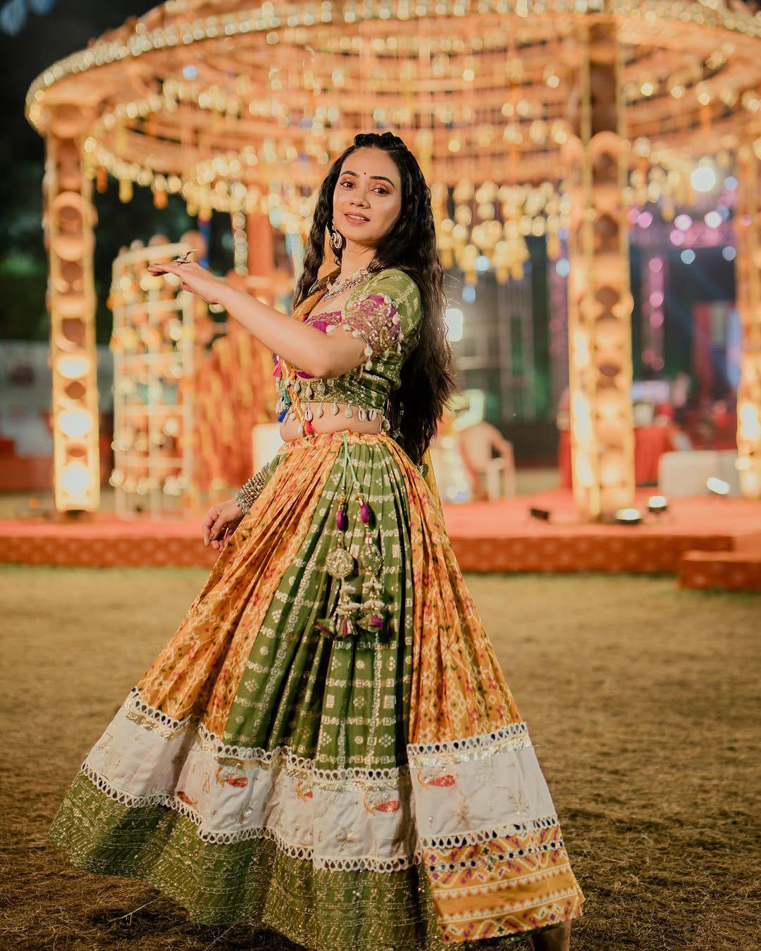 Reyanshi Navrang Beautiful Mirror Work Lahenga