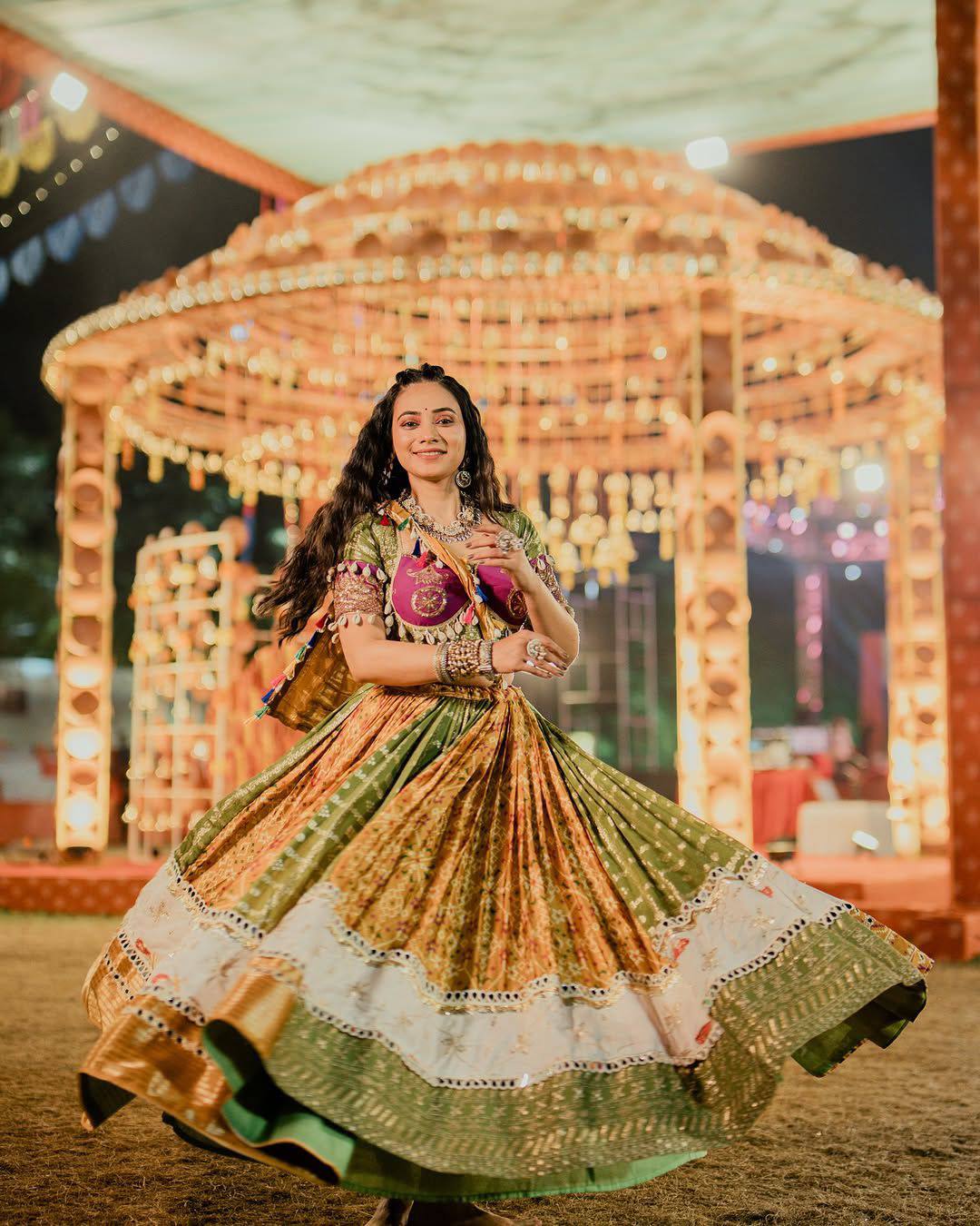 Reyanshi Navrang Beautiful Mirror Work Lahenga
