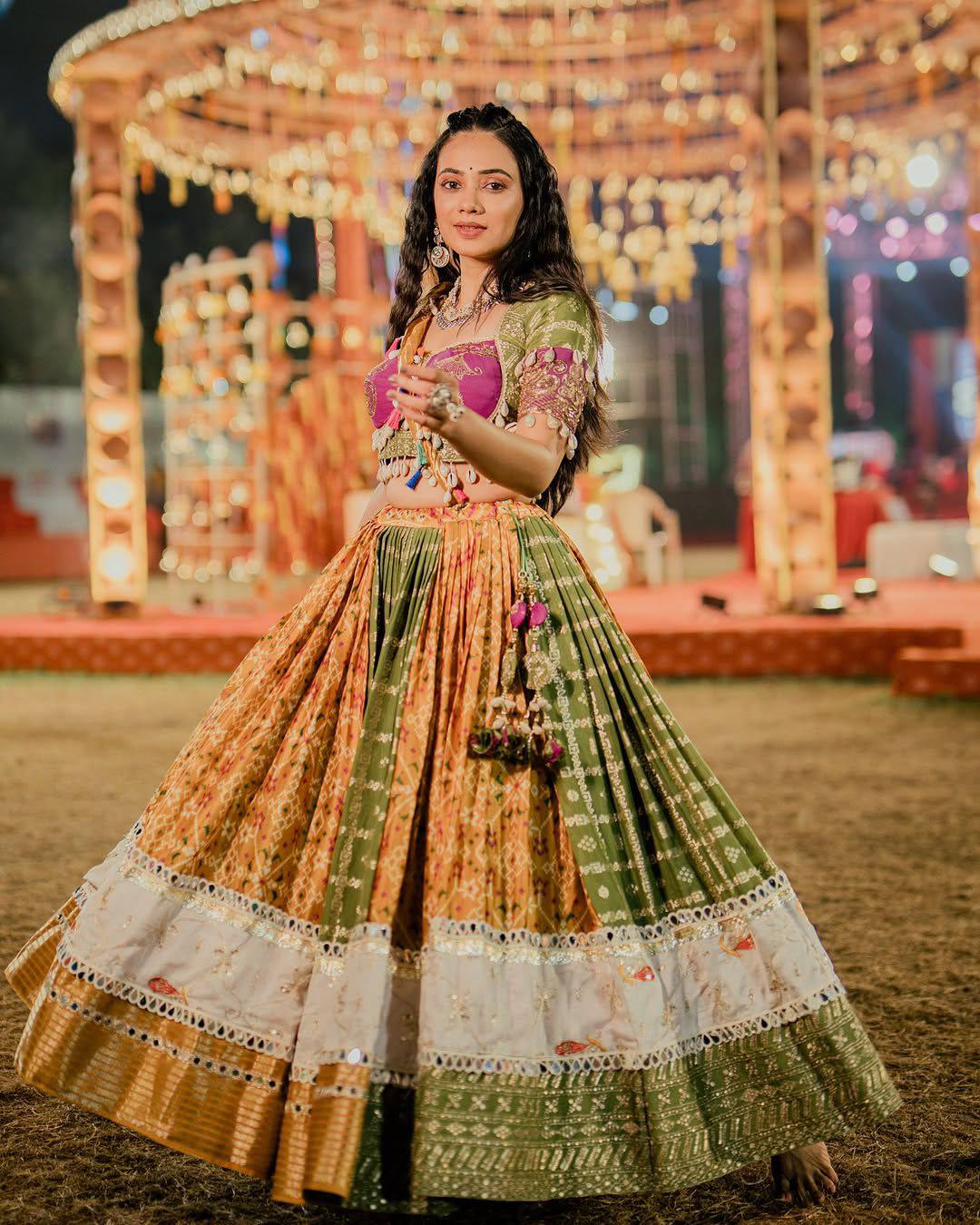 Reyanshi Navrang Beautiful Mirror Work Lahenga