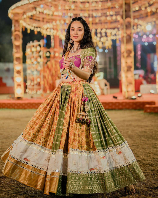 Reyanshi Navrang Beautiful Mirror Work Lahenga